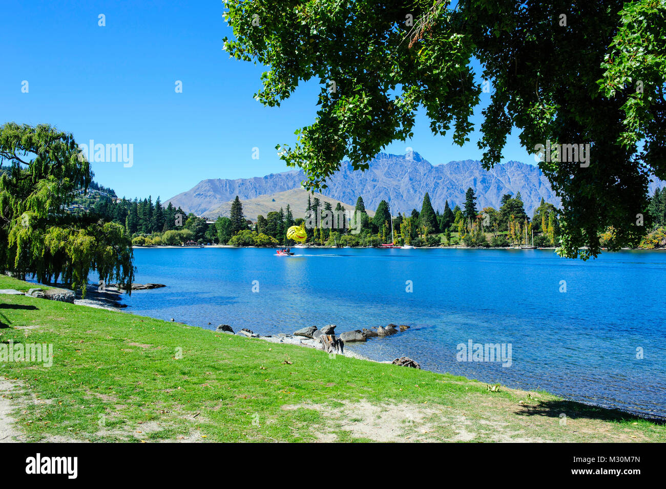 The shores of lake Wakatipu, Queenstown, South Island, New Zealand ...
