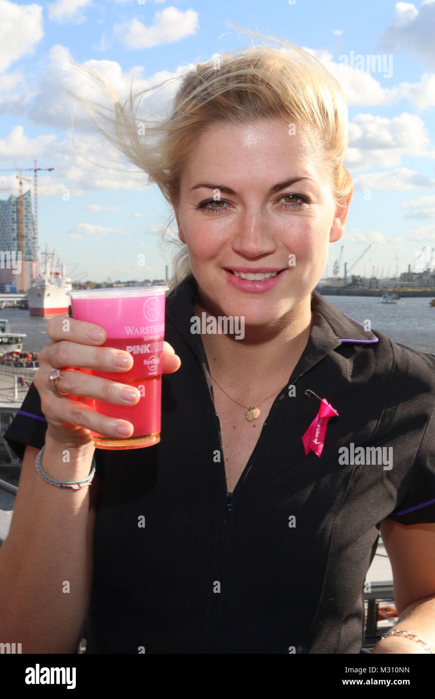 Nina Bott unterstuetzt die PINKTOBER Kampagne des Hard Rock Cafes