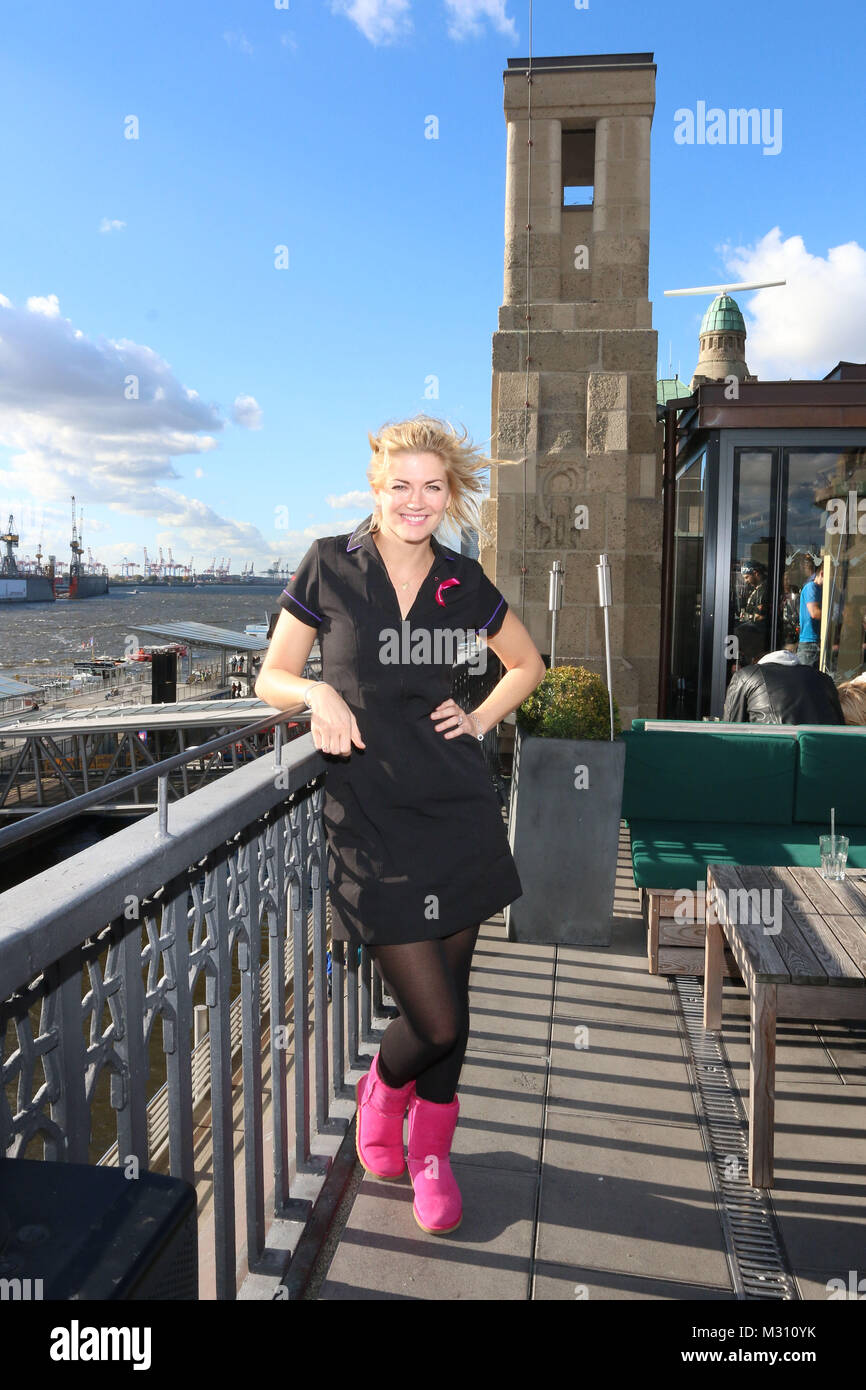 Nina Bott unterstuetzt die PINKTOBER Kampagne des Hard Rock Cafes Hamburg mit einem exklusiven Cocktail-Mix-Kurs, Hamburg, 24.10.2013 Stock Photo