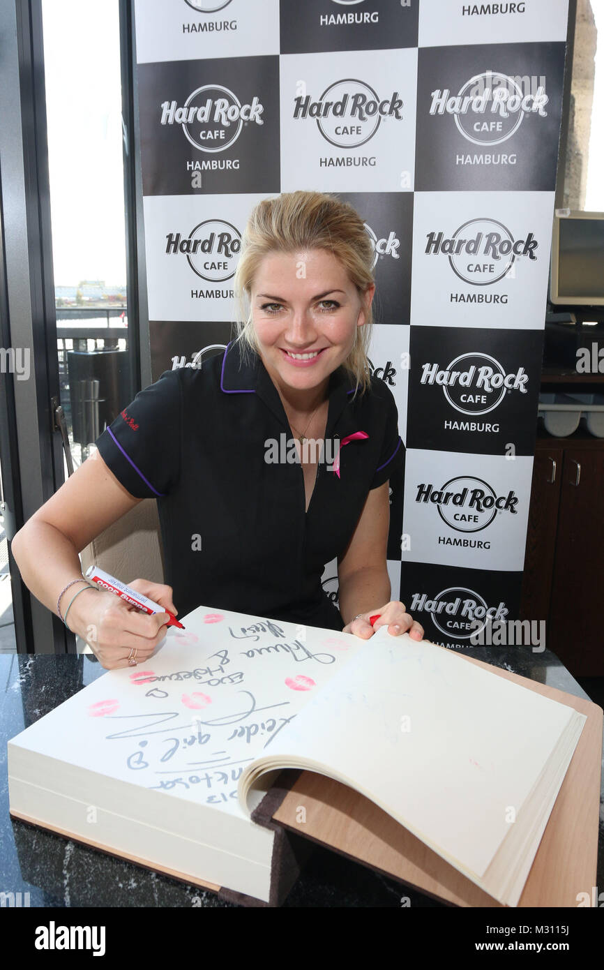 Nina Bott unterstuetzt die PINKTOBER Kampagne des Hard Rock Cafes