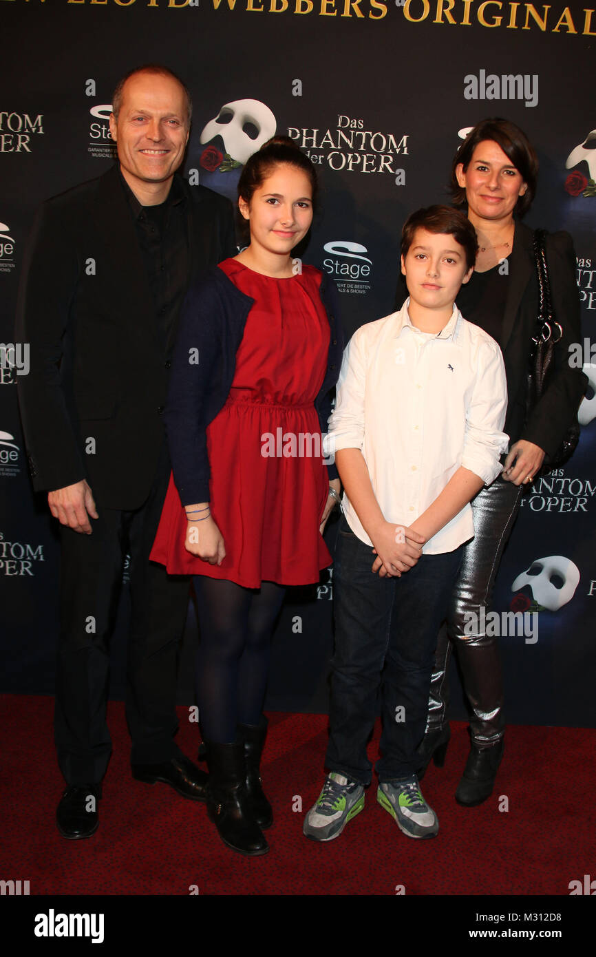 Joja Wendt & Birte mit den Kindern Jullus & Elisa, Premiere Das Phantom der  Oper, Hamburg, 28.11.2013 Stock Photo - Alamy