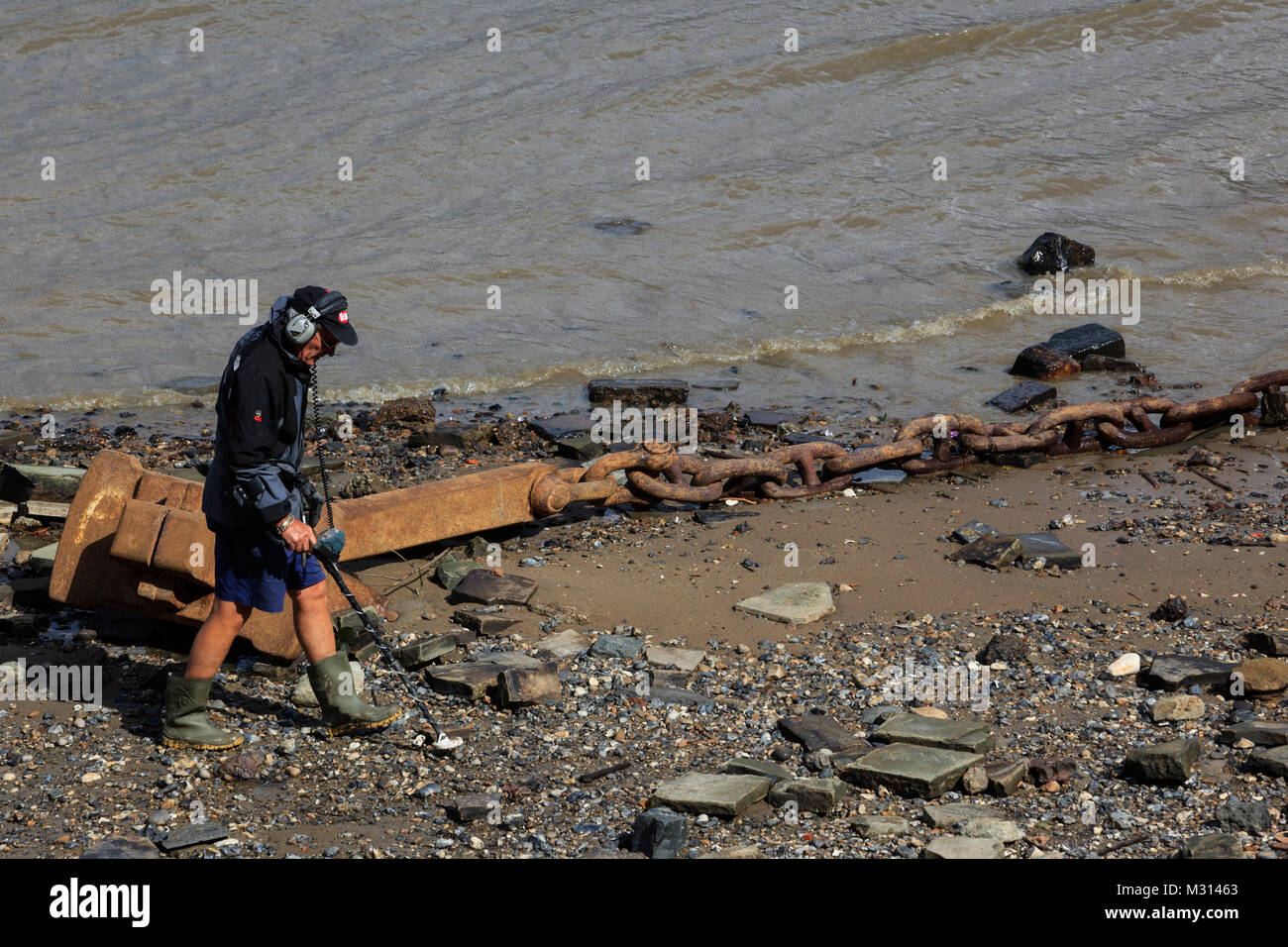 Metal detector river hires stock photography and images Alamy