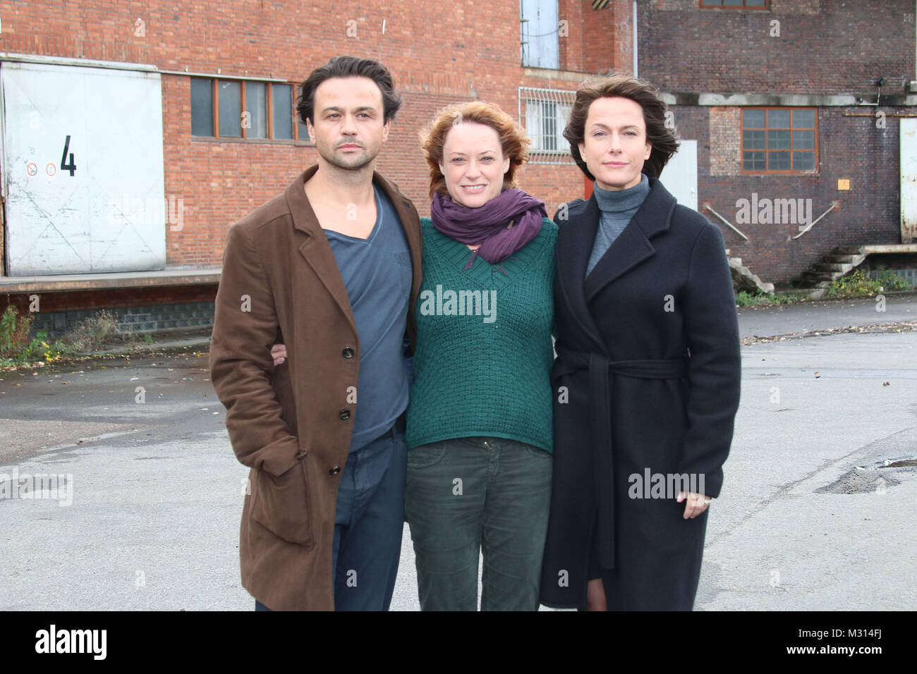 Claudia Michelsen, Michael Rotschopf, Nina Grosse (Regie), Fotoermin am Set von  'Der Mann am Strand', Hamburg, 28.10.2013 Stock Photo