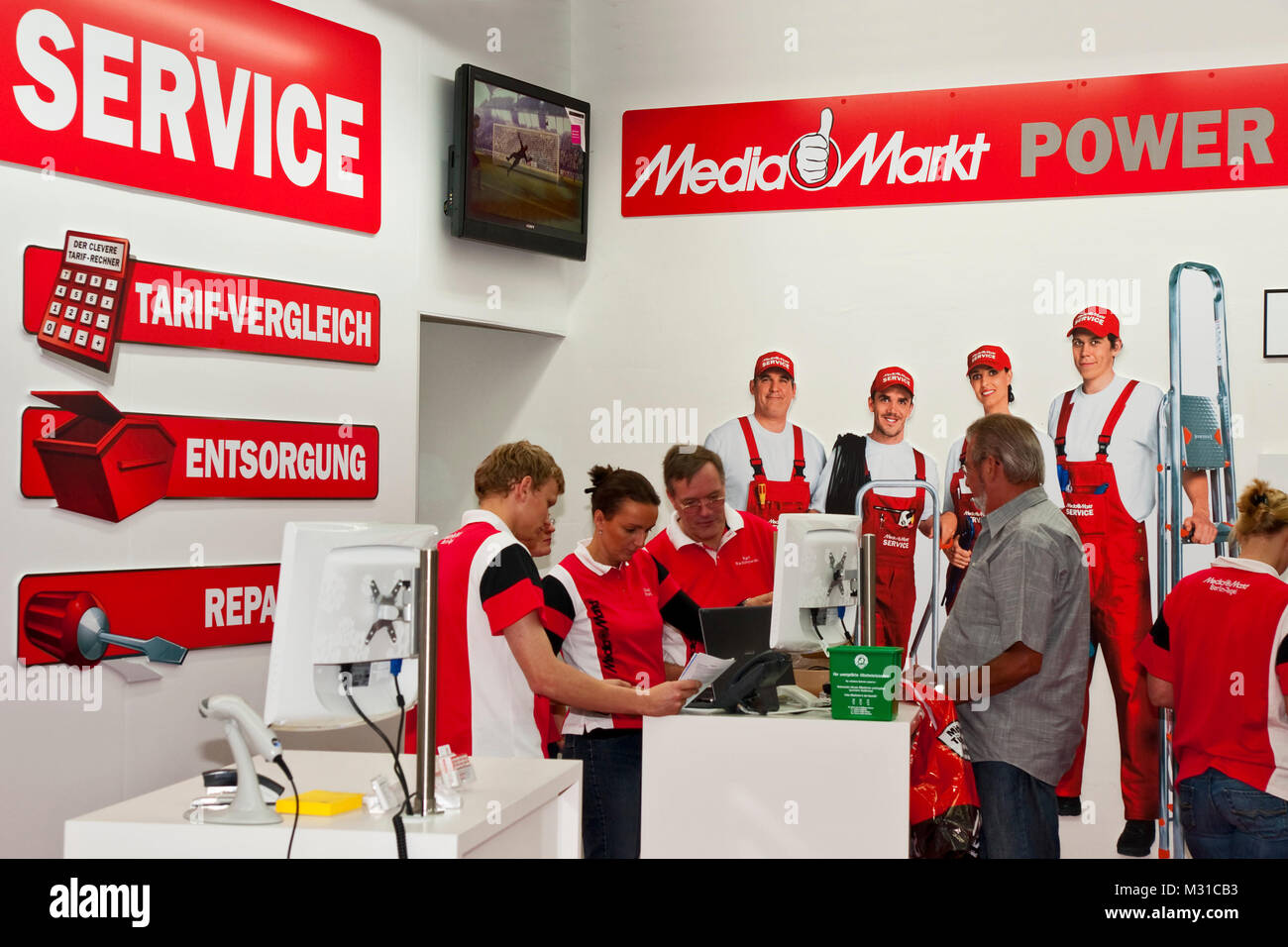 Der Media Markt in Berlin Tegel öffnet am 30.7.2009 nach erfolgreichen  Umbau um 6.00Uhr seine Türen. In den Hallen am Borsigturm werden auf 4.000  Quadratmeter großer Verkaufsfläche 135 Mitarbeiter & Mitarbeiterin für