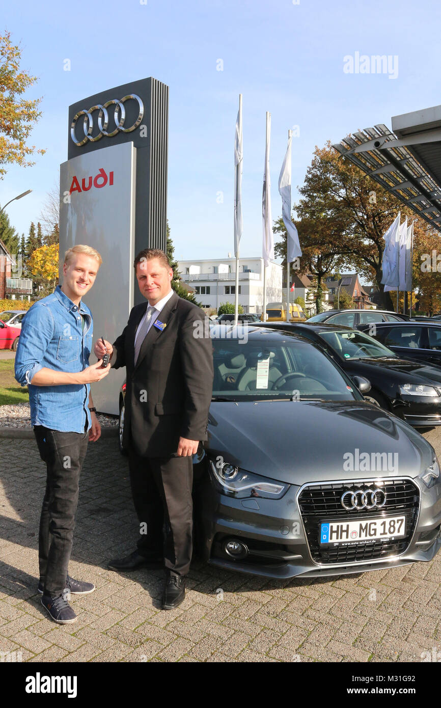 Bernhard Krisamer, Mario Galla, Audi Uebergabe, Auto Wichert Stockflethweg, 22.10.2013  Ein Topmodel gibt Gas – mit links - Normalerweise steht er auf dem Laufsteg –oder lernt fuer sein Studium: Das Hamburger Topmodel Mario Galla (28J). Im Alltag ist er gern mobil unterwegs, trotz Beinprothese. Kein Problem, Gas geben und Bremsen geht ja mit links – im speziell umgebauten Audi A1, den er sich heute bei Auto Wichert im Stockflethweg abholte. Fuehrerschein hat er schon seitdem er 18 Jahre ist, denn „Auto fahren hat auch etwas mit persönlicher Unabhaengigkeit zu tun“, sagt Mario. „Ein Handicap is Stock Photo