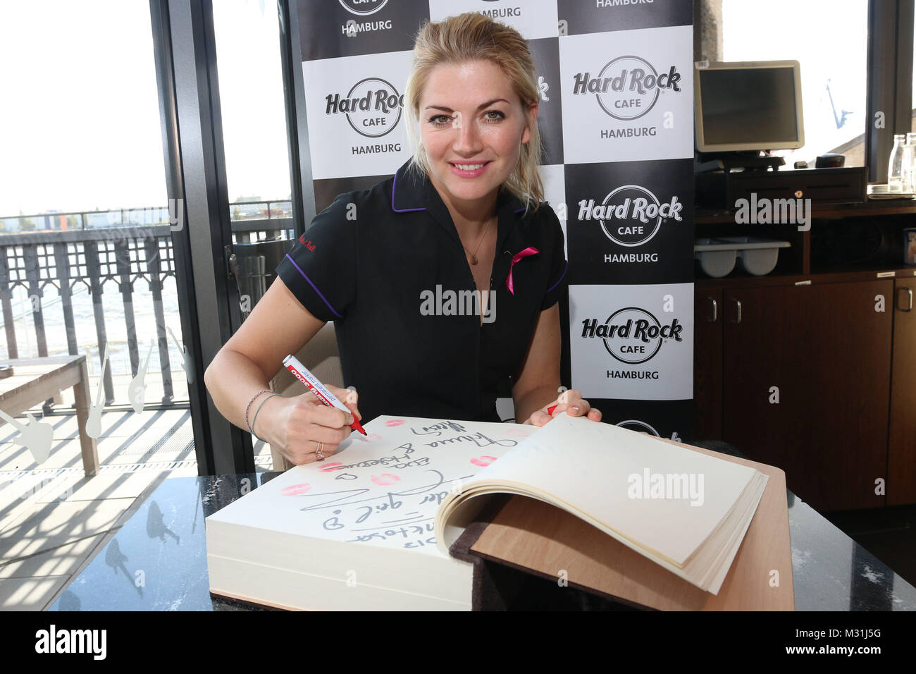 Nina Bott unterstuetzt die PINKTOBER Kampagne des Hard Rock Cafes