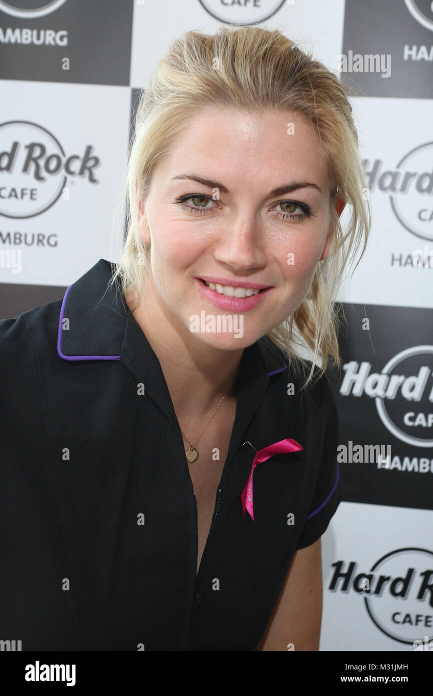 Nina Bott unterstuetzt die PINKTOBER Kampagne des Hard Rock Cafes