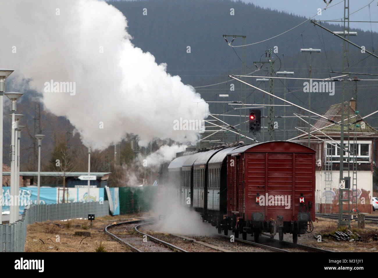 Und Tschüß: Der historische Dampfzug verlässt den Bahnhof Titisee mit einer großen Rauchwolke - Feldberg - Jubiläum - 125 Jahre Skilauf im Schwarzwald Stock Photo