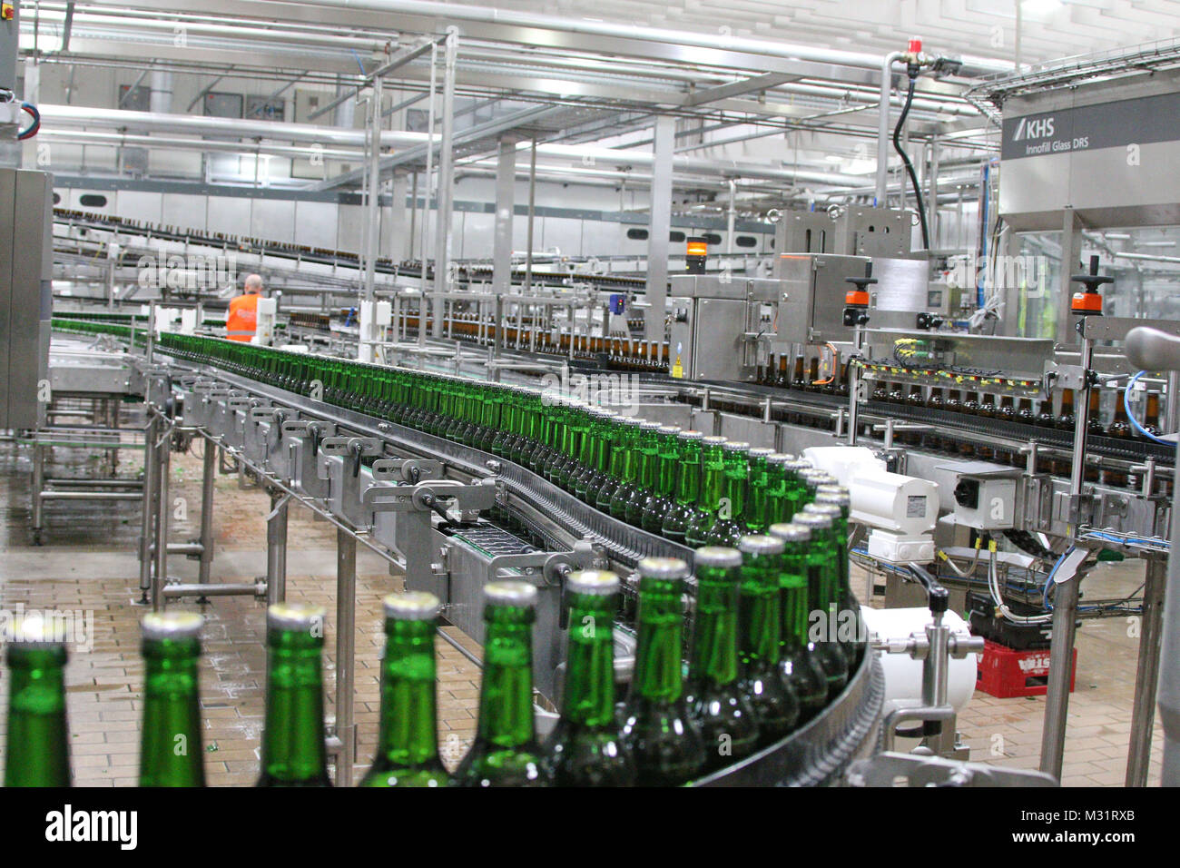 Die hochmoderne Abfuellanlage bei Carlsberg Holsten (10 Millionen  Investition), Pressetermin zum Start der neuen hochmodernen Abfuell- und  Beklebanlage bei Holsten (Carlsberg) mit 10 Miollionen Investion am  Standort Holstenstrasse, Hamburg, 19.03.2014 ...