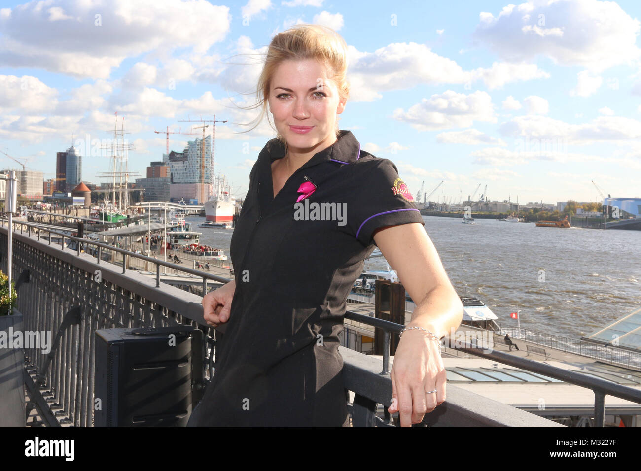 Nina Bott unterstuetzt die PINKTOBER Kampagne des Hard Rock Cafes