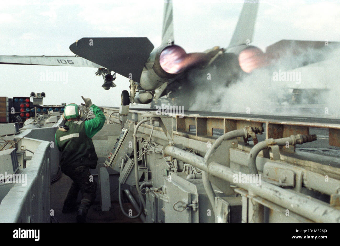 980222N2836H002 ABOARD USS INDEPENDENCE CV62 (FEB. 22,1998) Aviation Boatswain Mate