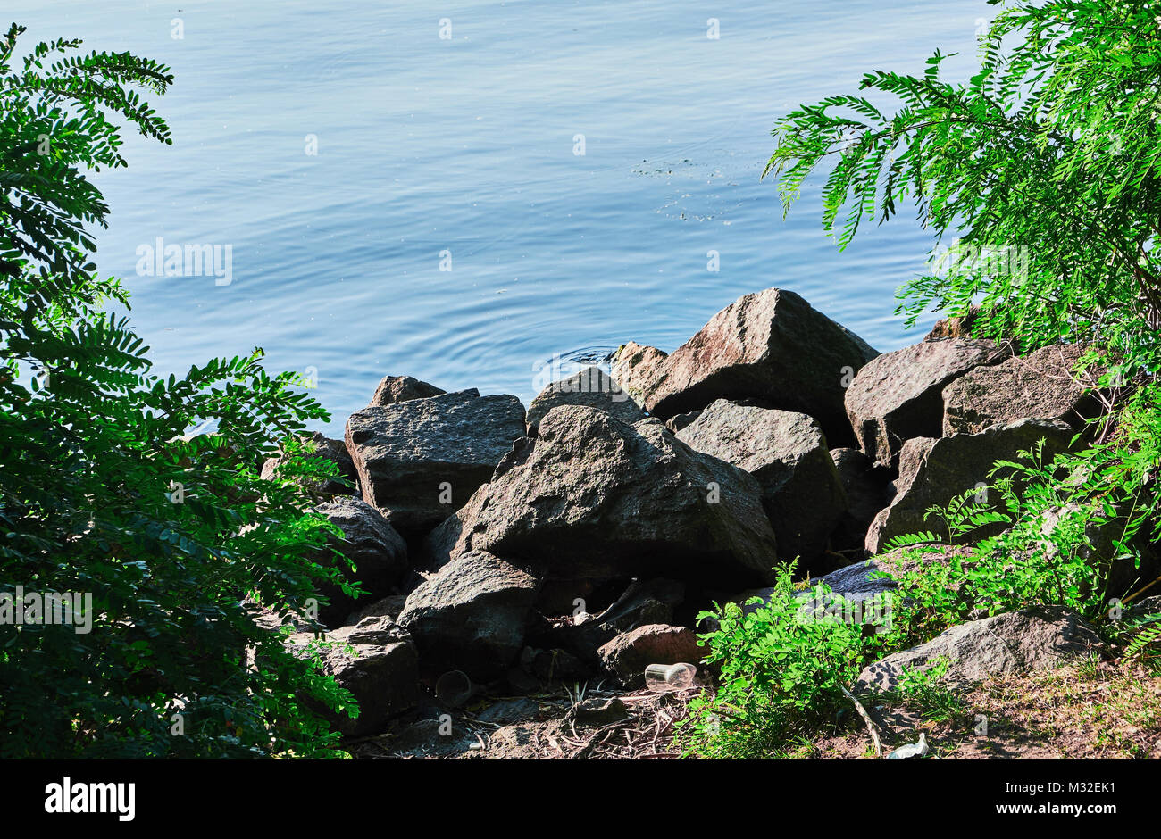 Green river bank hi-res stock photography and images - Alamy