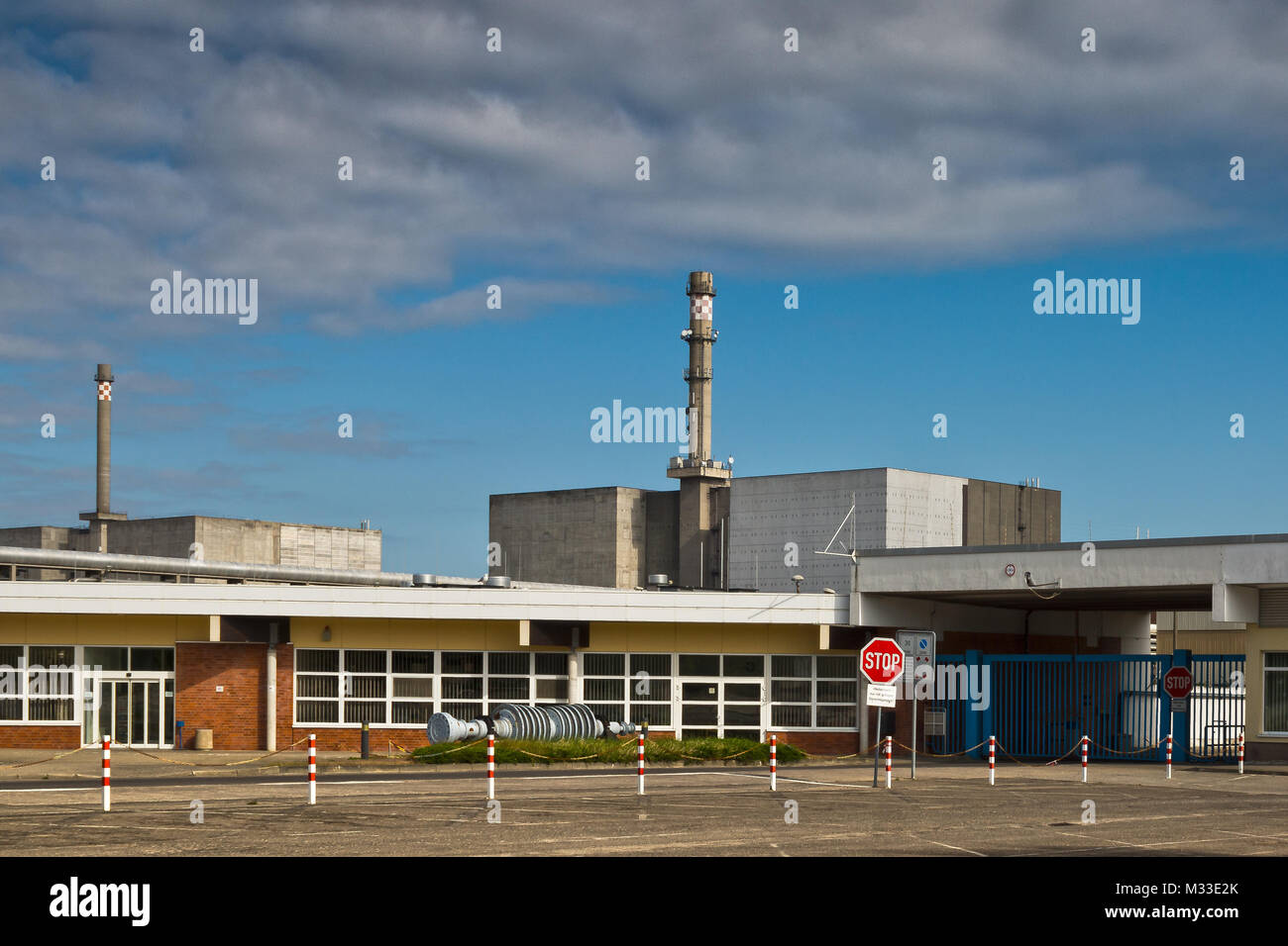 Besuchereingang zum früheren DDR-Atomkraftwerk Greifswald-Lubmin ( Das Kernkraftwerk hieß offiziell „VE Kombinat Kernkraftwerke 'Bruno Leuschner' Greifswald“ ) mit angrenzenden Zwischenlager Nord. Stock Photo