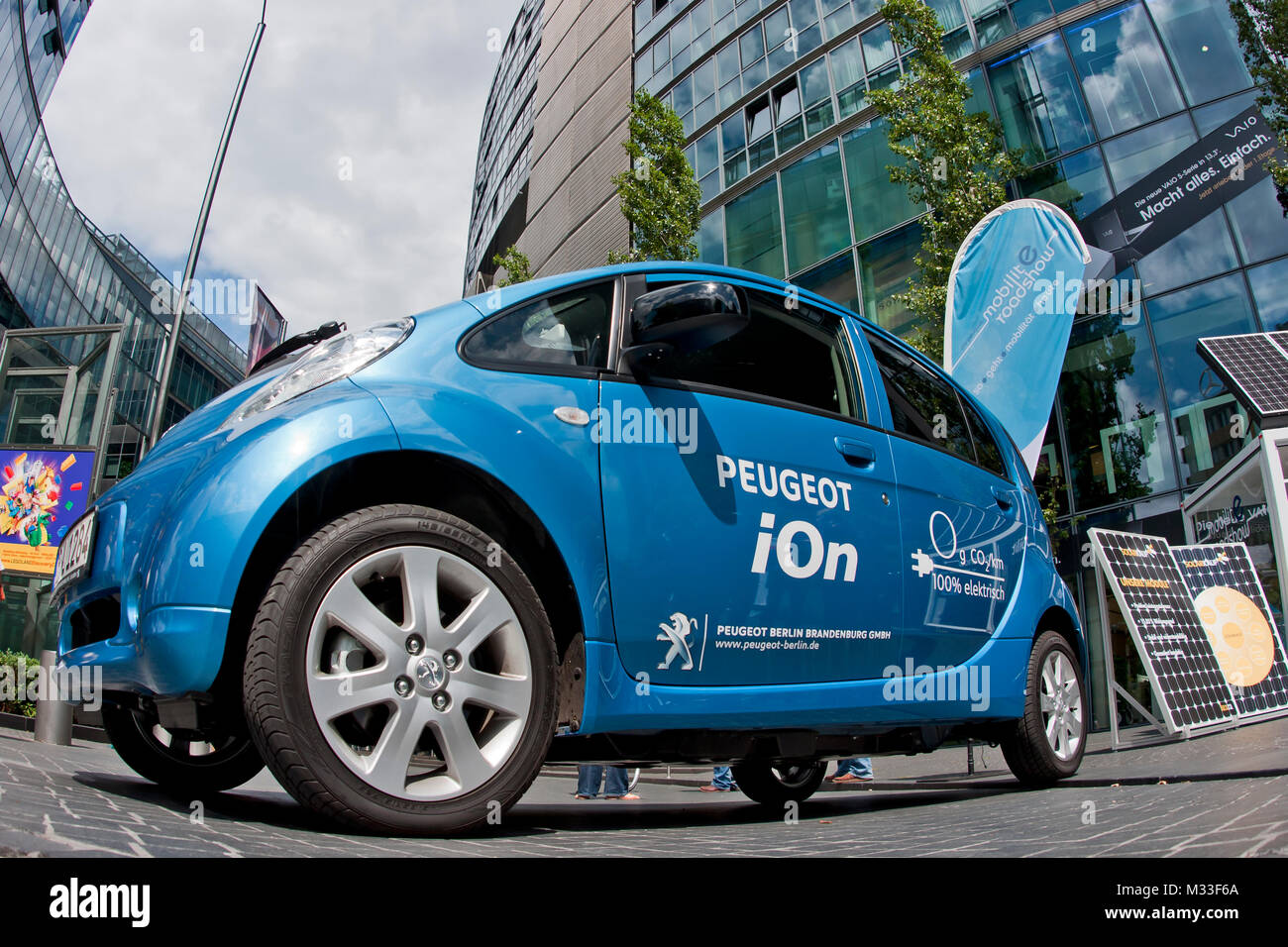 Start der Peugeot E-Mobility-Tour auf dem Potsdamer Platz in Berlin. Stock Photo