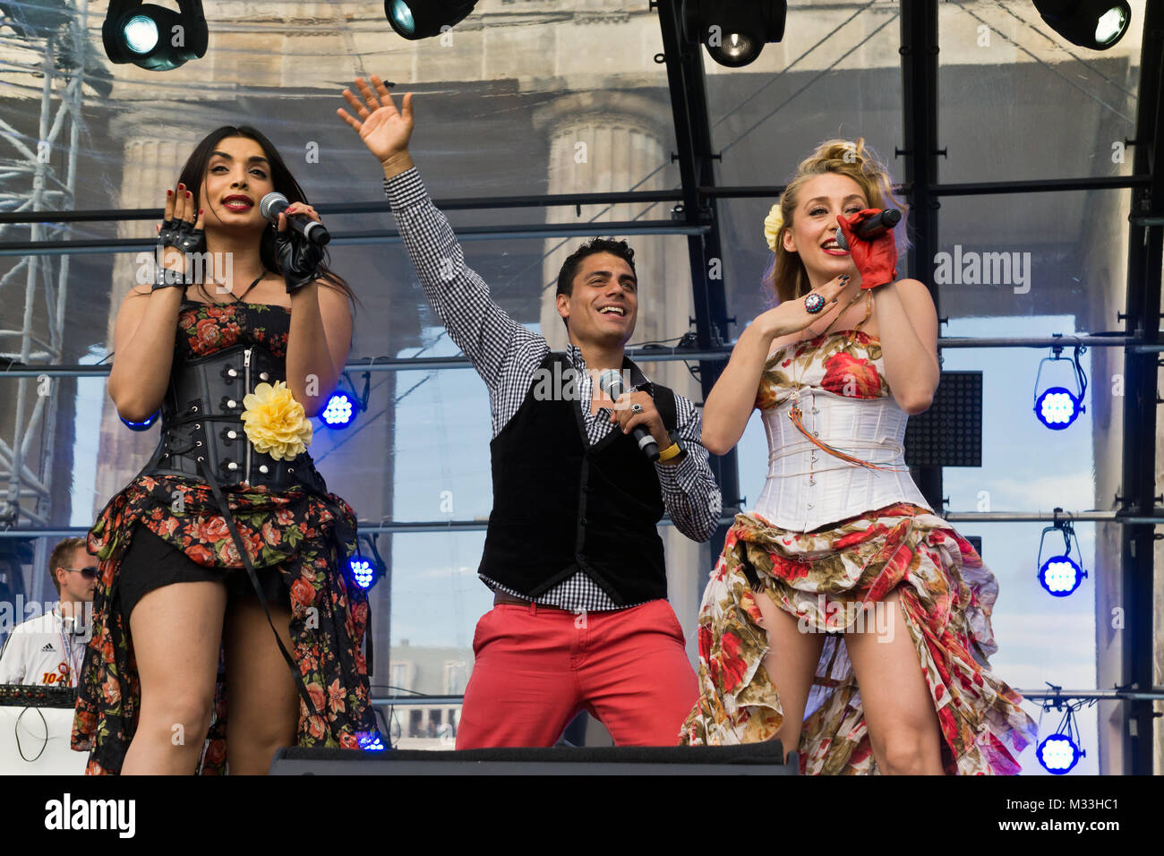 Hot Banditoz, Diba Hakimi, Silva Gonzales und Gabriela Gottschalk (v.l.n.r.), (Latino-Pop) an der Fanmeile auf der Hauptbühne zur Europameisterschaft 2012 am Brandenburger Tor in Berlin. Stock Photo