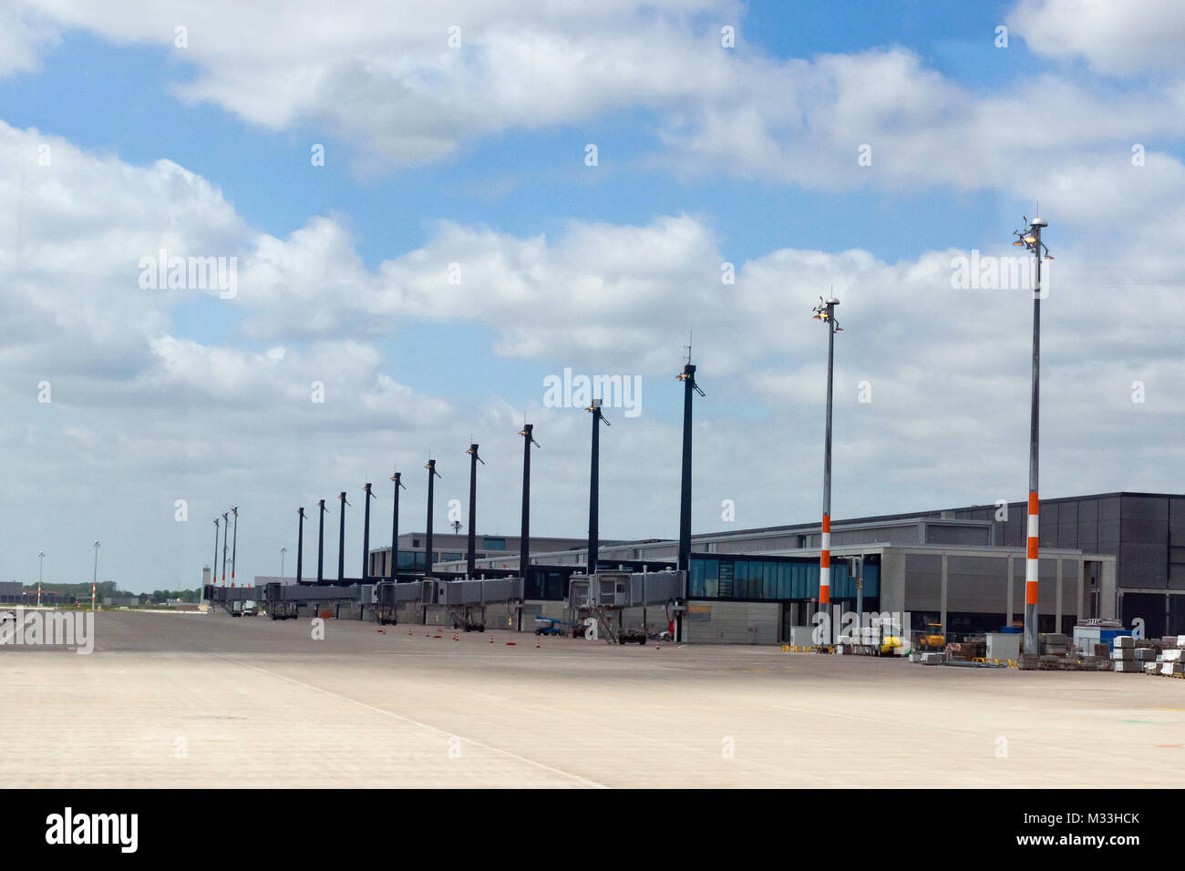 Noch leeres Vorfeld am Terminal zu demPublikumstagen am neuen Flughafen Berlin Brandenburg Willy Brandt BER Stock Photo