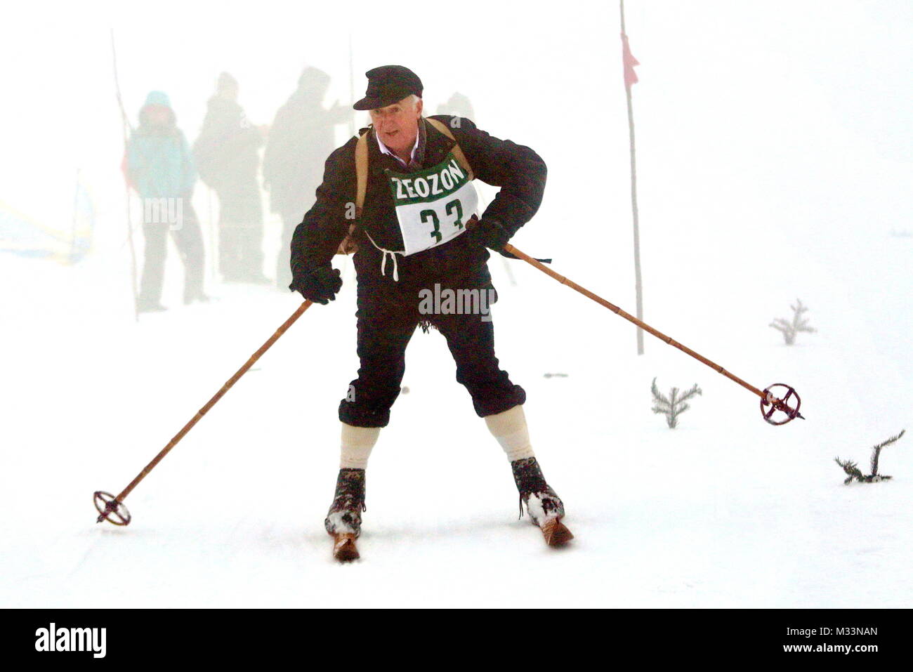 Skifahrer in historischer Kleidung mit historischen Skiern beim historischen Riesenslalom auf dem Feldberg - Jubiläum - 125 Jahre Skilauf im Schwarzwald Stock Photo