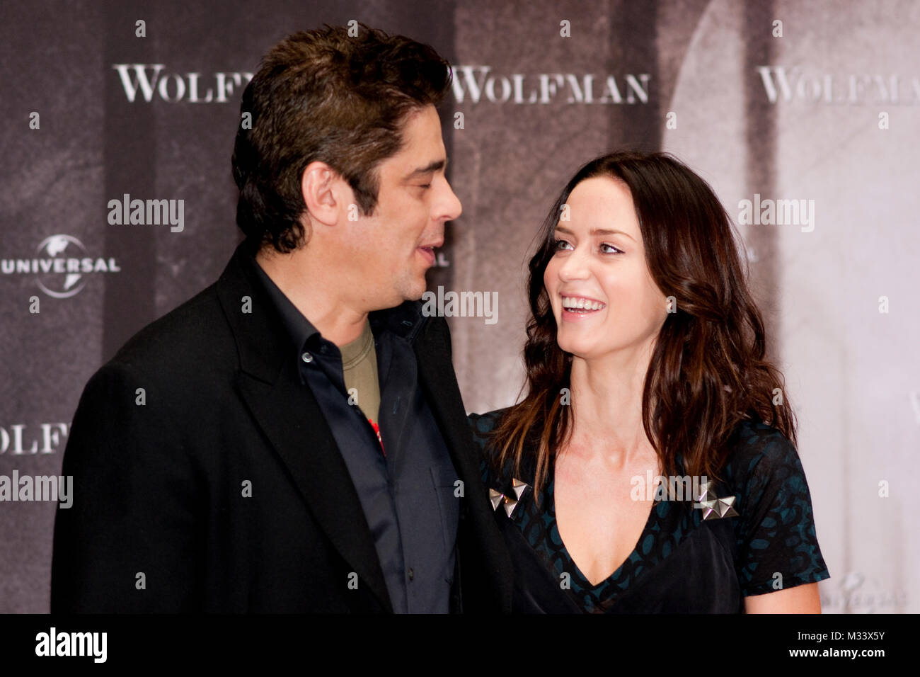 Benicio Del Toro & Emily Blunt beim PhotoCall zum Kinofilm 'The Wolfman' im Adlon Hotel in Berlin. Stock Photo