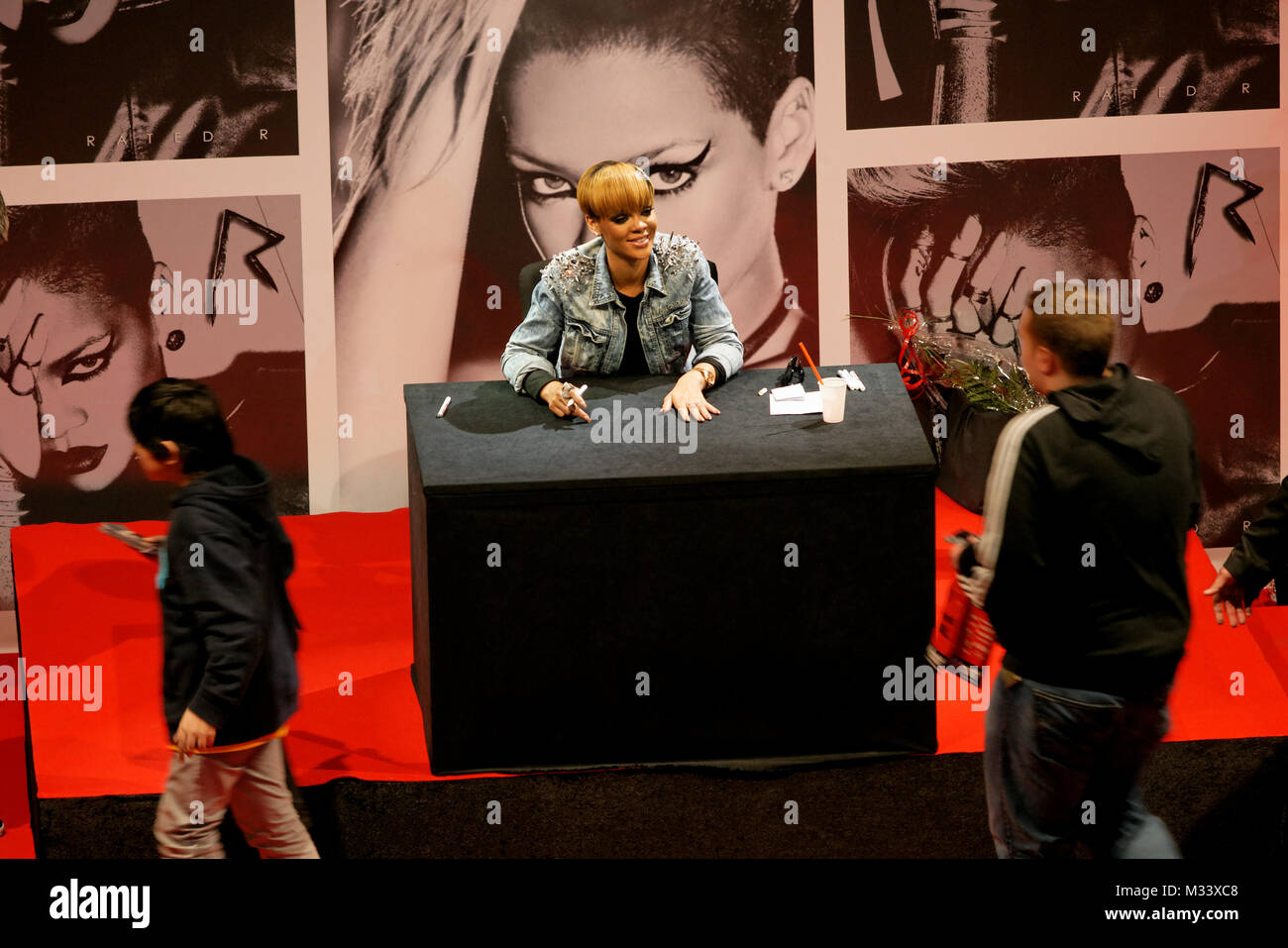 Rihanna bei einer Autogrammstunde im Berliner Shopping Center Alexa. Stock Photo