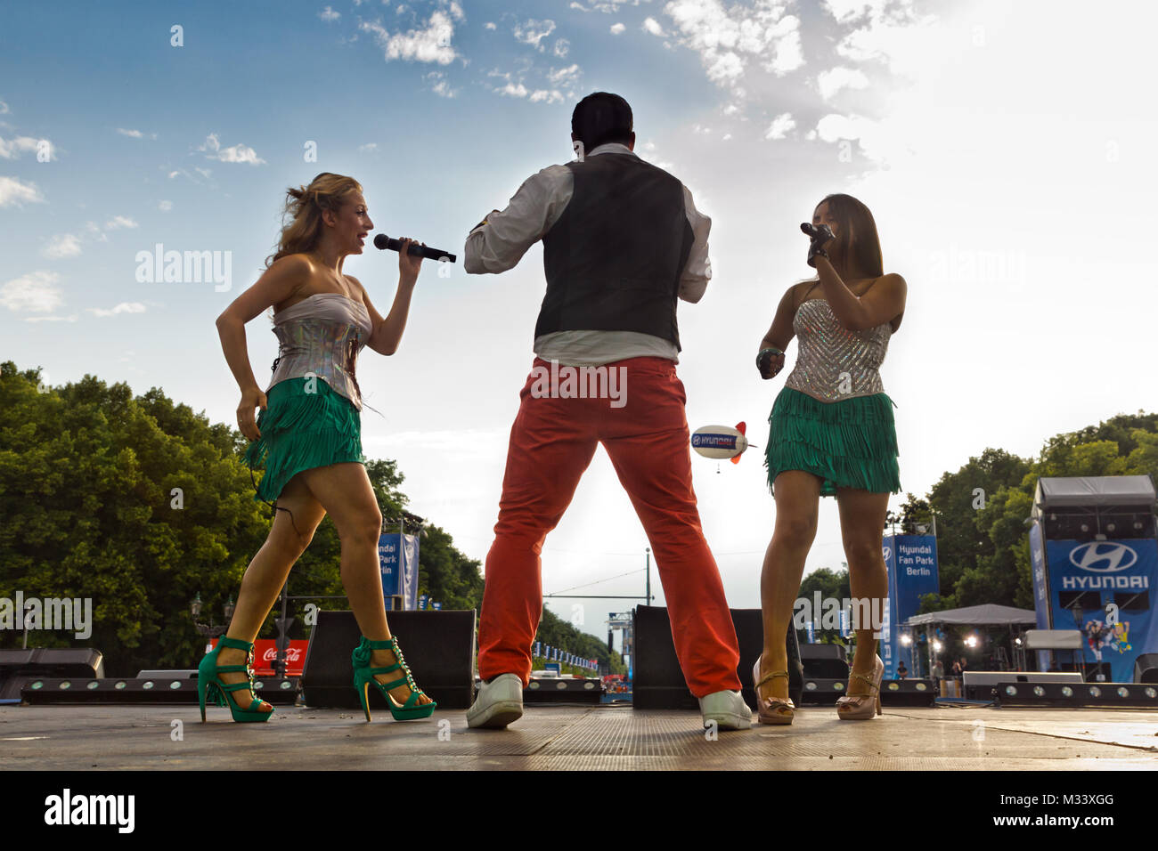 Hot Banditoz, Diba Hakimi, Silva Gonzales und Gabriela Gottschalk (v.l.n.r.), (Latino-Pop) an der Fanmeile auf der Hauptbühne zur Europameisterschaft 2012 am Brandenburger Tor in Berlin. Stock Photo