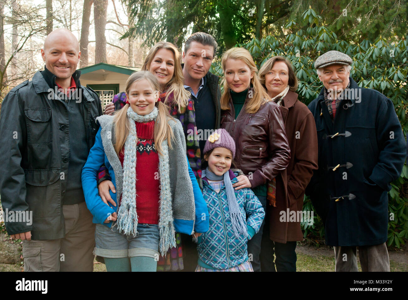 V.L. Jan Erik Madsen,,Monique Schroeder, Sophie Schütt, Hardy Krueger Jr,Hanna Hoeppner, Katja Studt, Gila von Weitershausen und Charles Brauer beim Fototermin zur Auftragsarbeit der ARD Degeto  TV-Produktion -Nur mit Euch!-  in Berlin, Bischweiler Strasse 1. Stock Photo