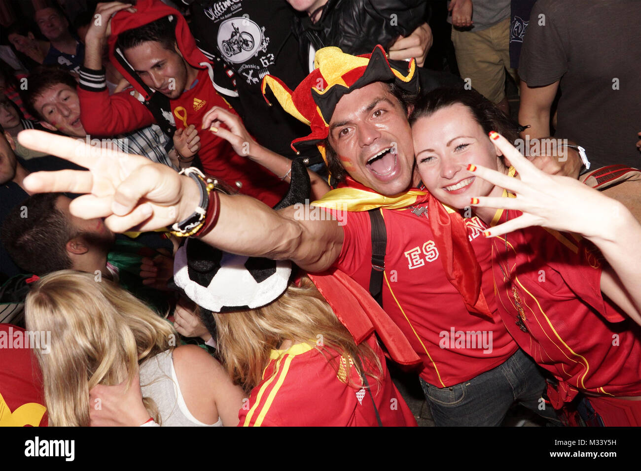 Laut jubelnde Fußballfans beim Sieg von Spanien gegen Italien an der Fanmeile zur Europameisterschaft 2012 am Brandenburger Tor in Berlin. Stock Photo