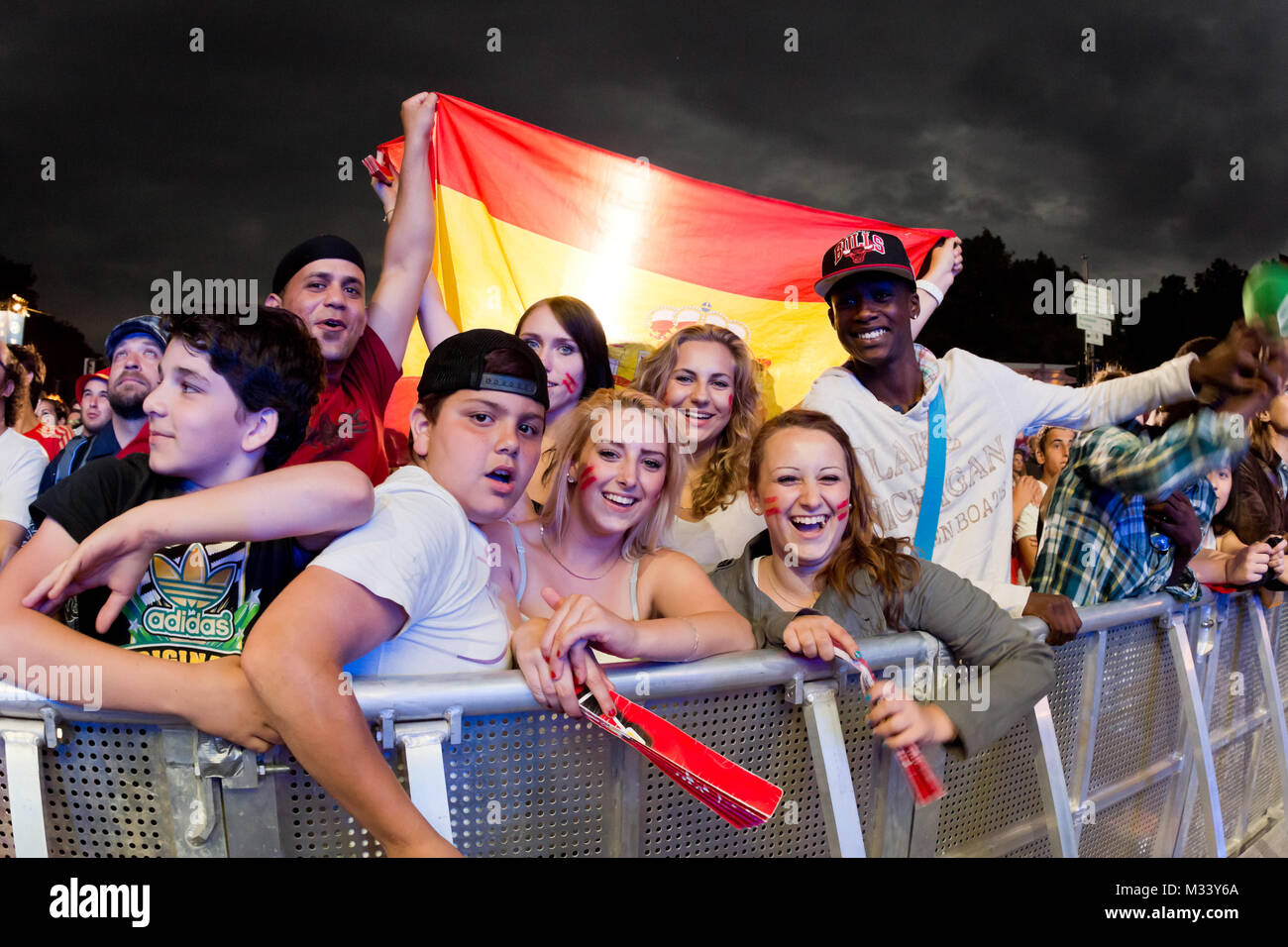Laut jubelnde Fußballfans beim Sieg von Spanien gegen Italien an der Fanmeile zur Europameisterschaft 2012 am Brandenburger Tor in Berlin. Stock Photo