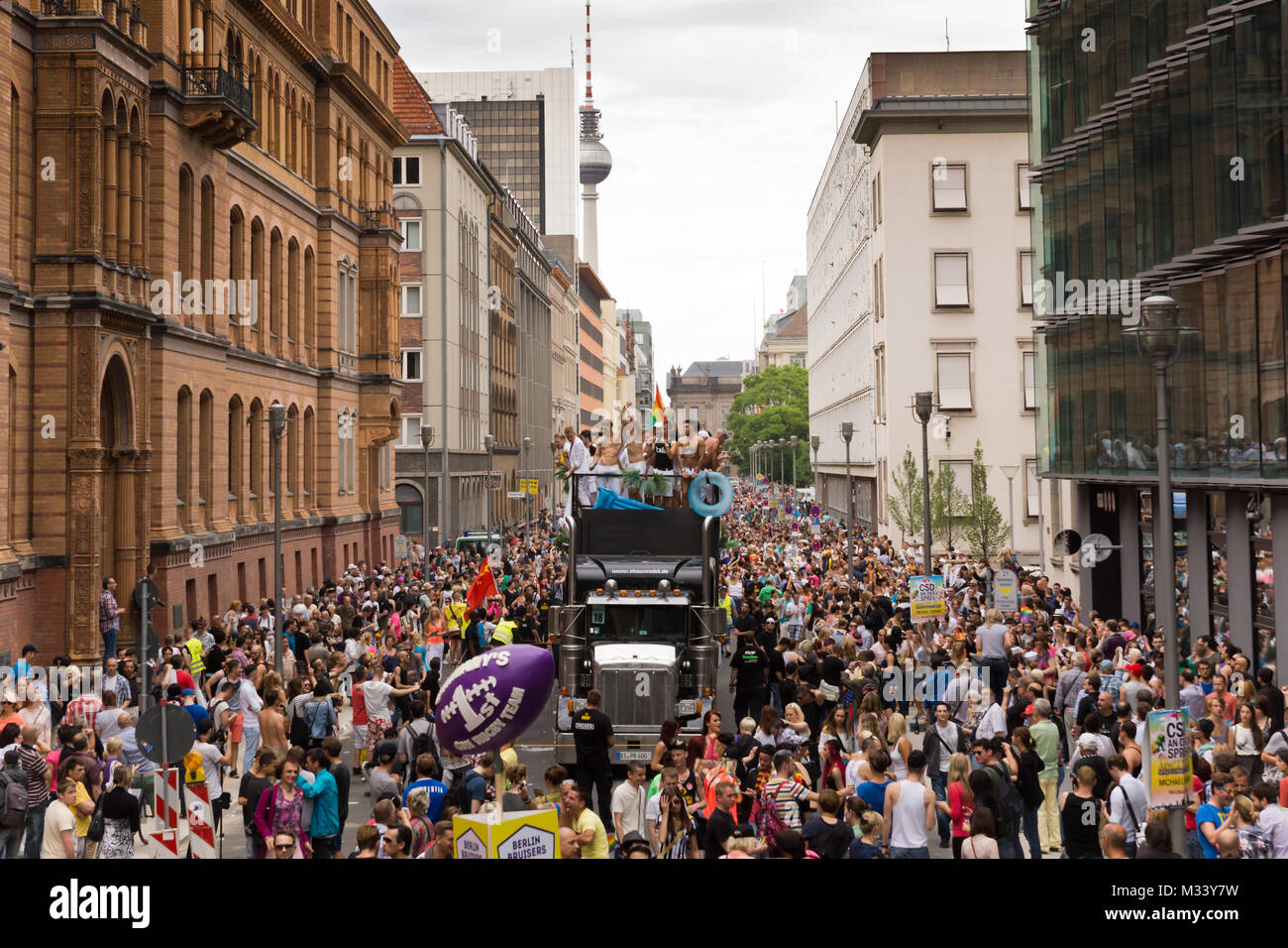 Volle Straßen beim CSD Christopher Street Day Berlin Parade 'Wissen schafft Akzeptanz' ist das Moto und Wissenschaft das Thema des 34. CSD an der Fanmeile/CSD VIP-Tribüne Brandenburger Tor in Berlin. Stock Photo