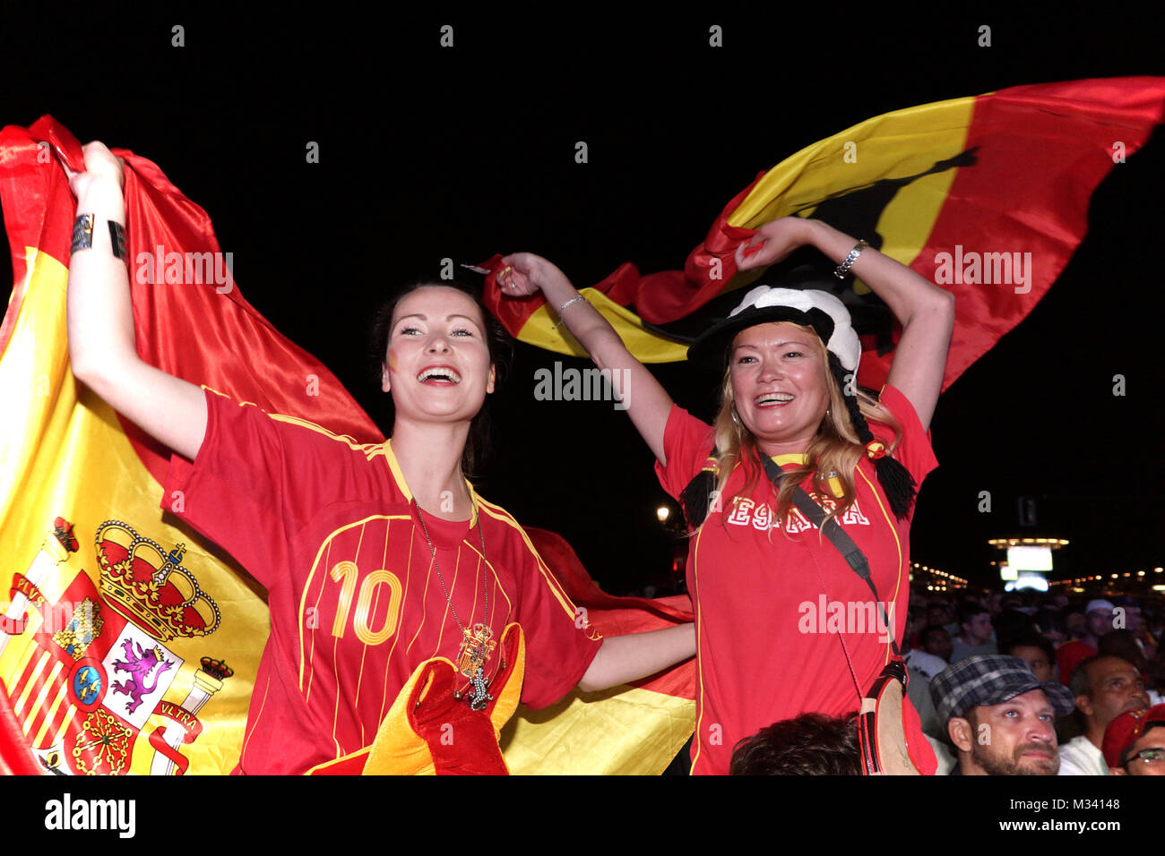 Laut jubelnde Fußballfans beim Sieg von Spanien gegen Italien an der Fanmeile zur Europameisterschaft 2012 am Brandenburger Tor in Berlin. Stock Photo