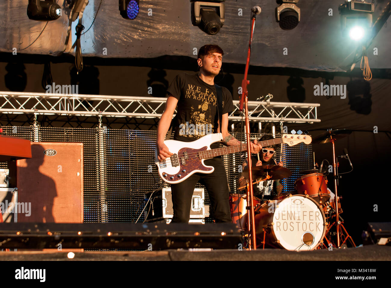 Die deutschsprachige Indie-Rock-Band Jennifer Rostock (Christoph Deckert)  beim Fest zur Deutschen Einheit am Brandenburger Tor in Berlin Stock Photo  - Alamy