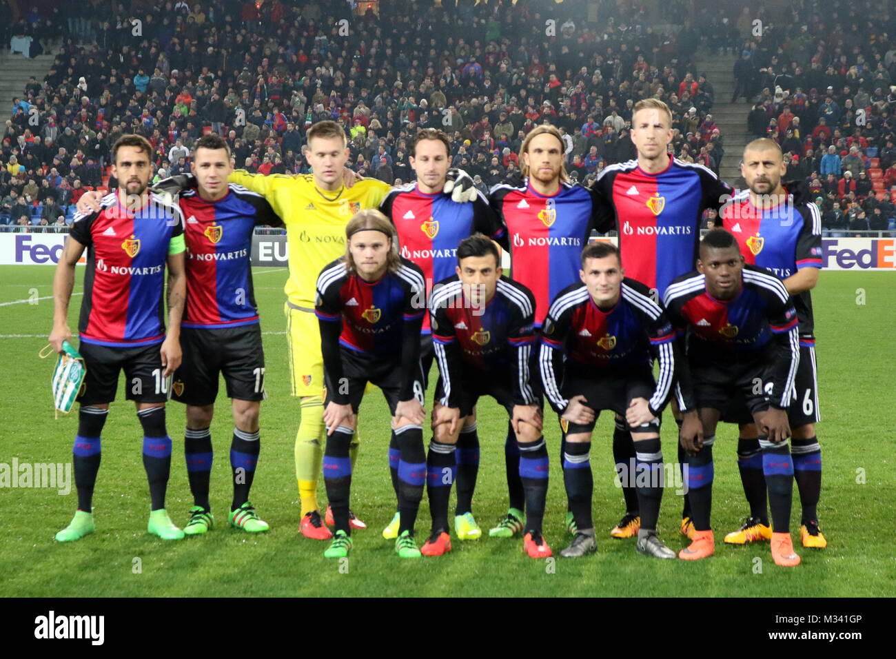 Die Mannschaft des FC Basel vor dem Anpfiff, Fussball-Europa-League:  16-Finale, FC Basel vs. AS SAINT-ÉTIENNE Stock Photo - Alamy