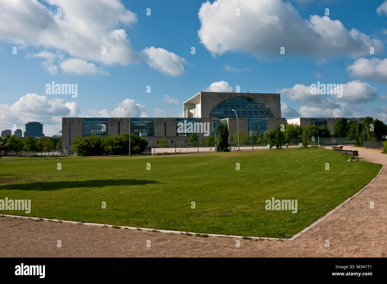 Das Bundeskanzleramt in Berlin ist seit 2001 Sitz des gleichnamigen Amtes der Bundesrepublik Deutschland Stock Photo