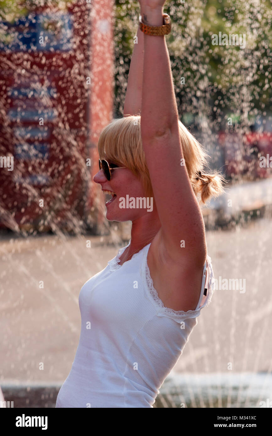 WM Fußball-Spiel Holland-Brasilien auf der Fanmeile in Berlin am Brandenburger Tor , Die Holländische Nationalmannschaft siegte gegen Brasilien mit 2:1. Stock Photo