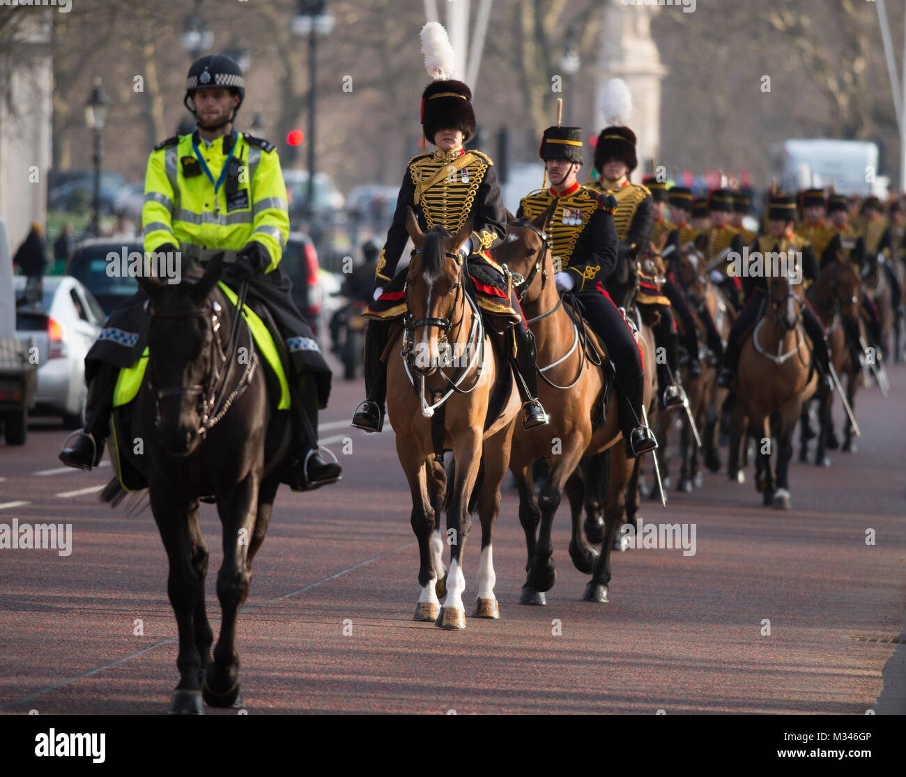 Constitution Hill, London, UK. 6 Feb 2018. The King’s Troop Royal Horse Artillery en route to Green Park to stage 41 gun salute. Stock Photo
