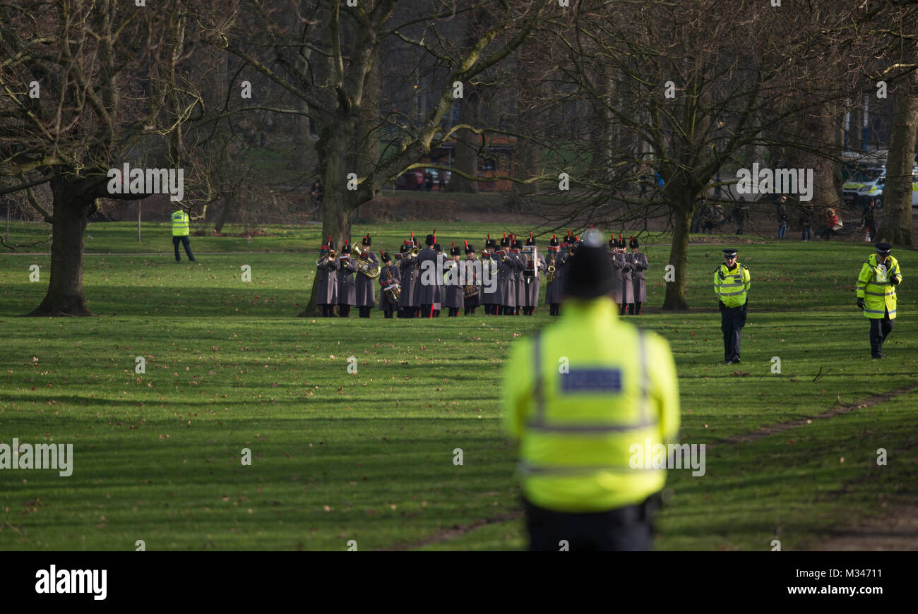 London, 6 Feb 2018. The Royal Artillery Band provide music before 41 gun salute in Green Park, with police security cordon in place. Stock Photo