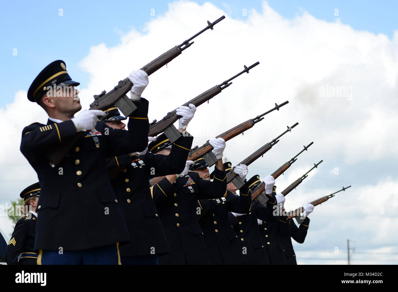 https://c8.alamy.com/comp/M34D2C/the-louisiana-national-guards-funeral-detail-conducts-a-21-gun-salute-M34D2C.jpg