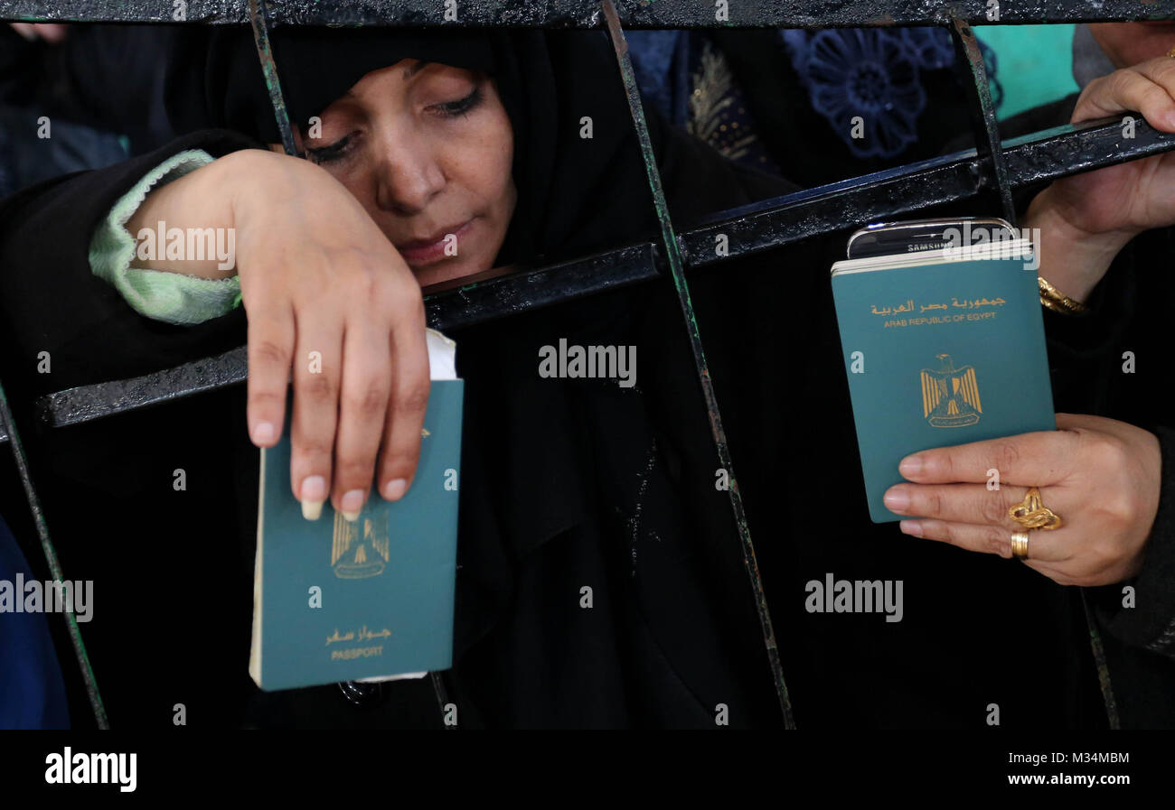 Rafah, Gaza Strip, Palestinian Territory. 9th Feb, 2018. Palestinians wait to cross into Egypt through the Rafah border crossing after it was opened by Egyptian authorities for humanitarian cases, in the southern Gaza Strip, on February 09, 2018 Credit: Ashraf Amra/APA Images/ZUMA Wire/Alamy Live News Stock Photo