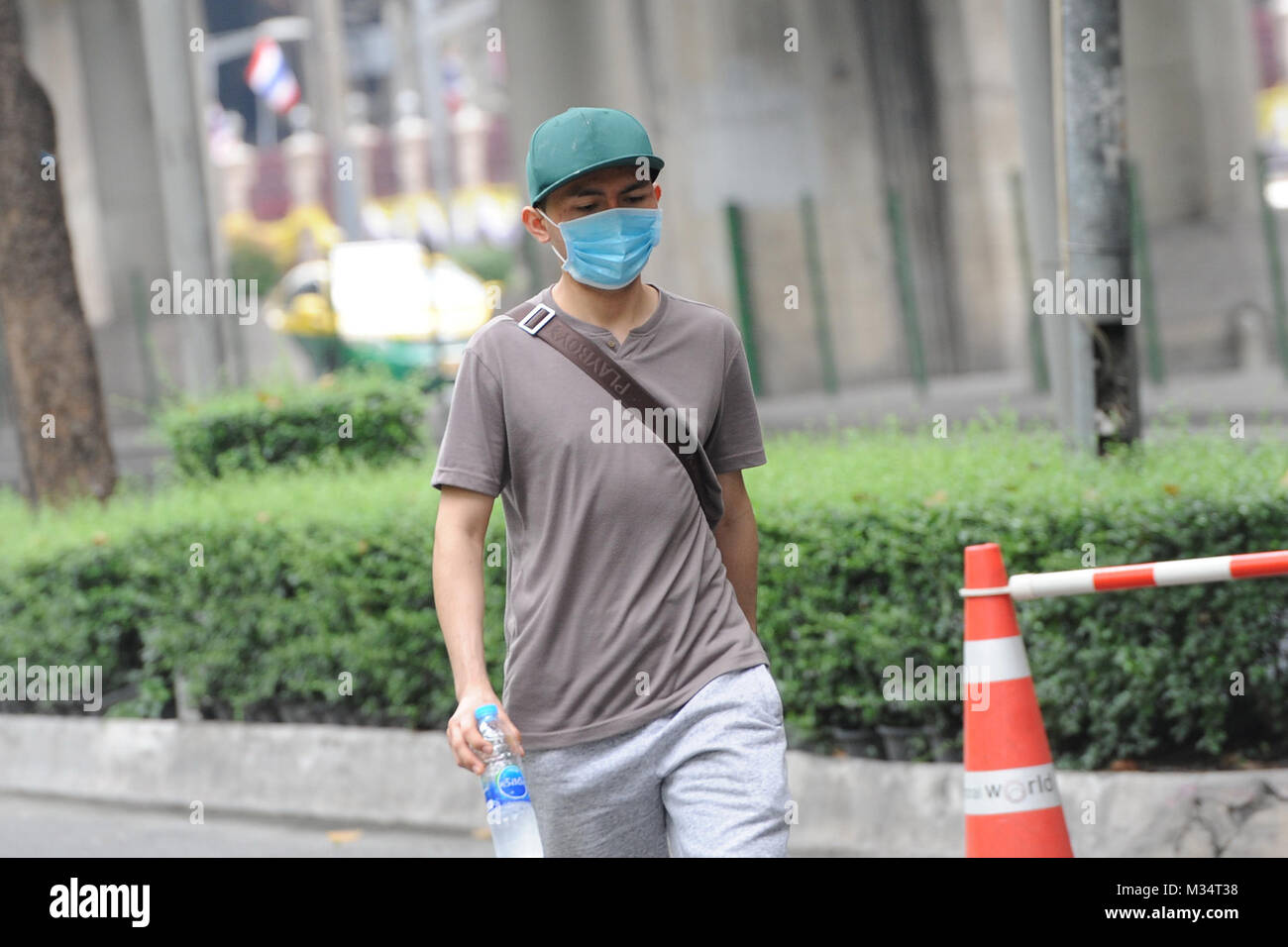 Bangkok, Thailand. 9th Feb, 2018. A man wears a face mask to protect himself from air pollutions in Bangkok, Thailand, on Feb. 9, 2018. Credit: Rachen Sageamsak/Xinhua/Alamy Live News Stock Photo