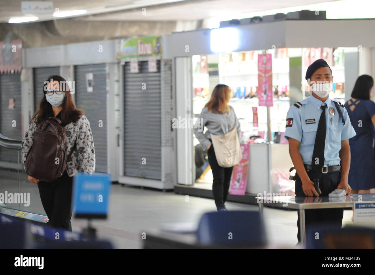 Bangkok, Thailand. 9th Feb, 2018. People wear face masks to protect themselves from air pollutions in Bangkok, Thailand, on Feb. 9, 2018. Credit: Rachen Sageamsak/Xinhua/Alamy Live News Stock Photo