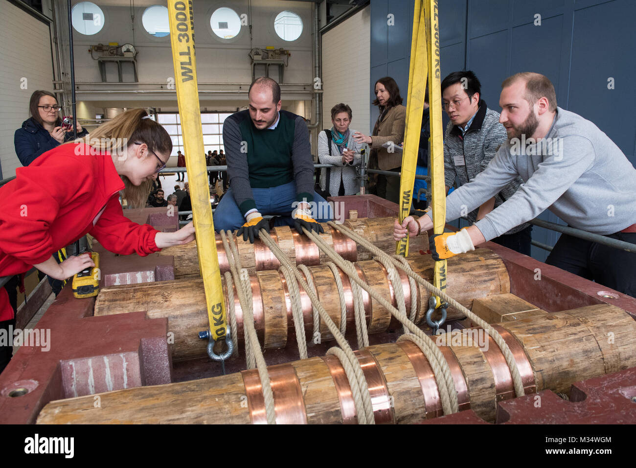 Engineering scientists of the University of Kassel check the ropes of a ...