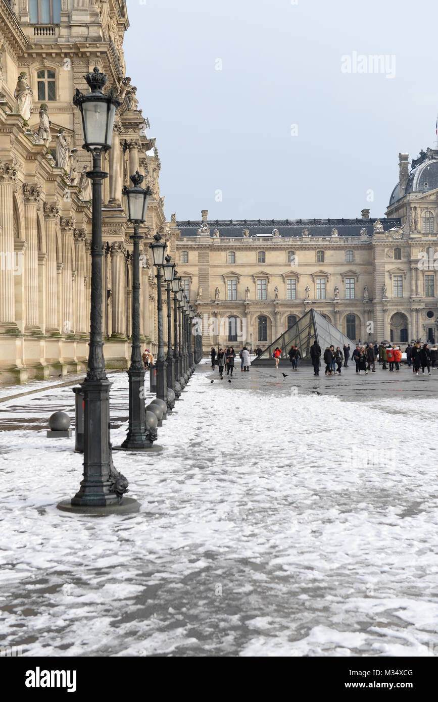 Louvre doors garden hires stock photography and images Alamy