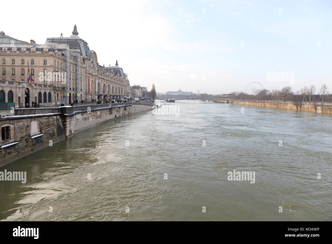 Louvre doors garden hires stock photography and images Alamy