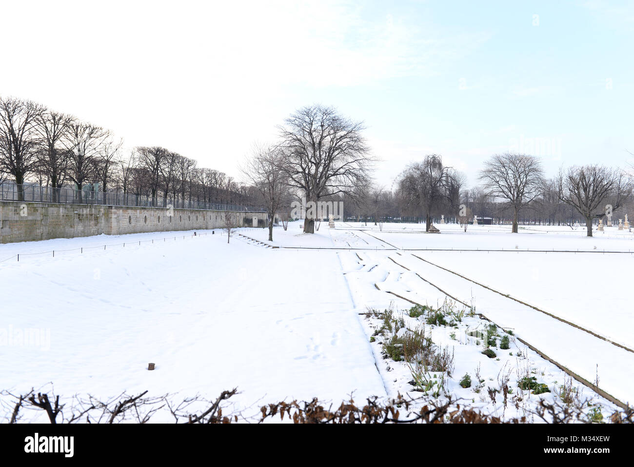 Louvre doors garden hires stock photography and images Alamy