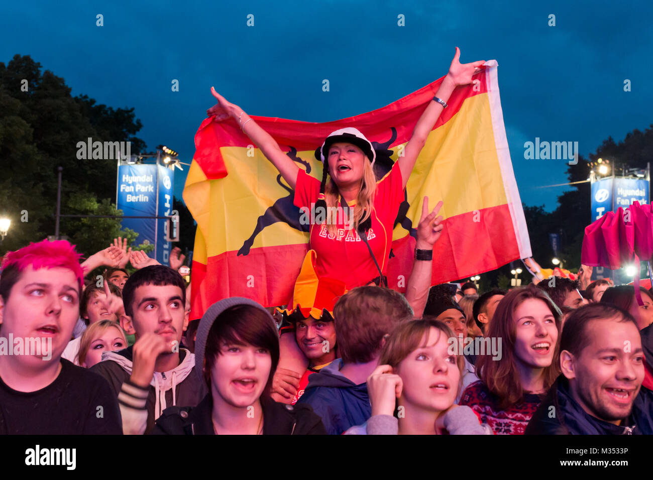 Laut jubelnde Fußballfans beim Sieg von Spanien gegen Italien an der Fanmeile zur Europameisterschaft 2012 am Brandenburger Tor in Berlin. Stock Photo