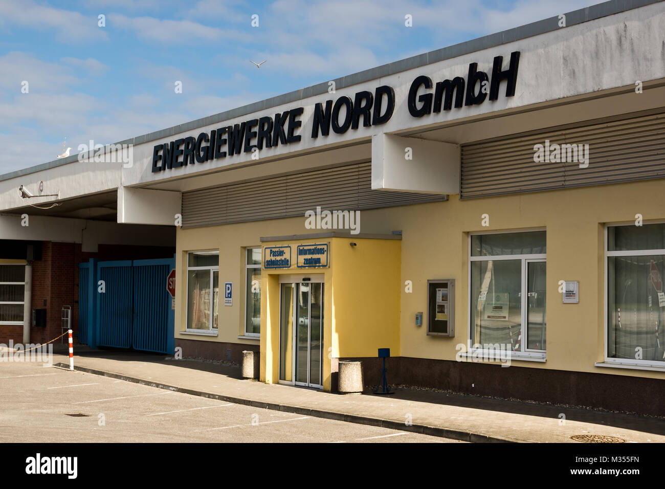 Besuchereingang zum früheren DDR-Atomkraftwerk Greifswald-Lubmin ( Das Kernkraftwerk hieß offiziell „VE Kombinat Kernkraftwerke 'Bruno Leuschner' Greifswald“ ) mit angrenzenden Zwischenlager Nord. Stock Photo