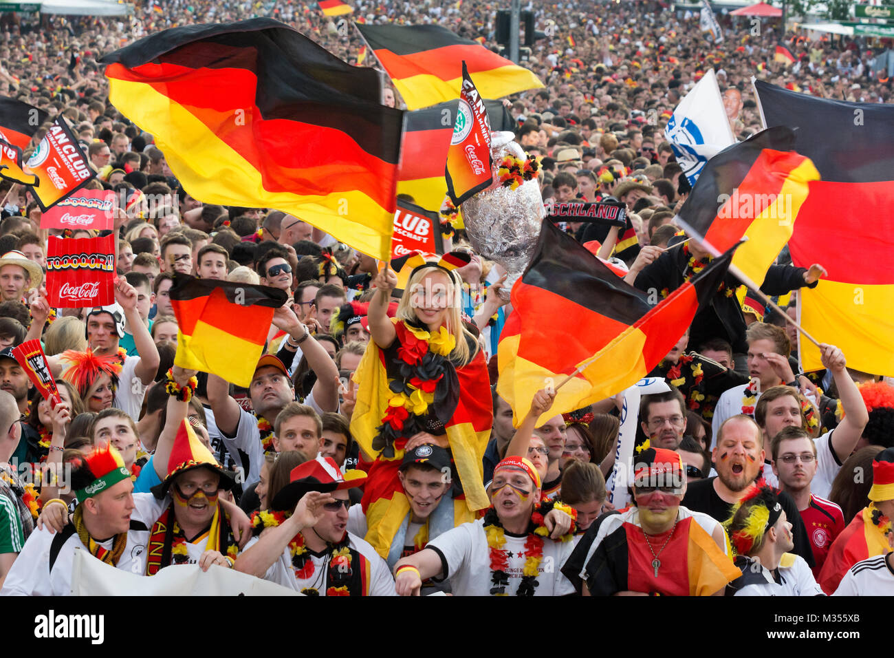 Menschenmassen mit wehenden Deutschen Fahnen auf der Fanmeile zur Europameisterschaft 2012 Deutschland gegen Griechenland am Brandenburger Tor in Berlin Stock Photo