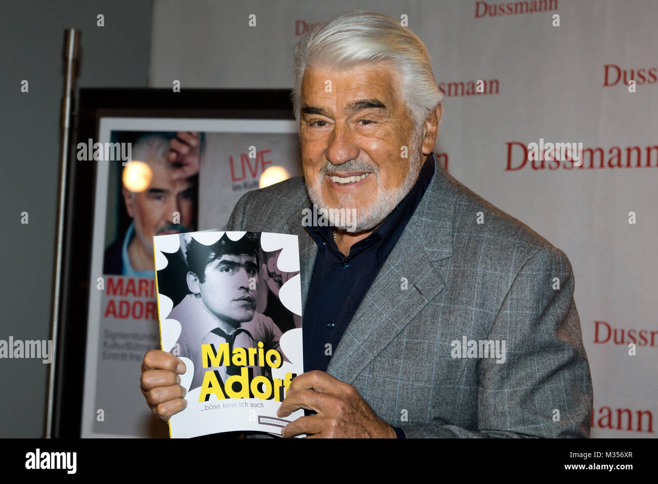 Der Charakterdarsteller Mario Adorf  bei Dussmann in KulturBühne an der Sphinx stellt sein Buch vor mit anschliessenderr Signierstunde Stock Photo