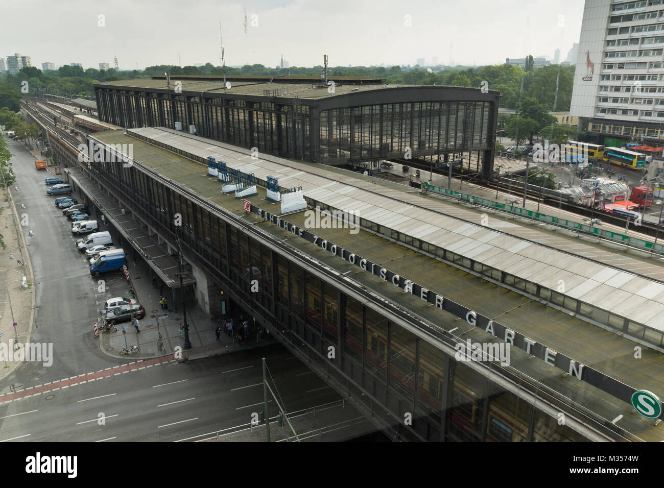 Die Glas Dachkonstuktion des Bahnhof Berlin Zoologischer Garten wird teilweise erneuert. Stock Photo