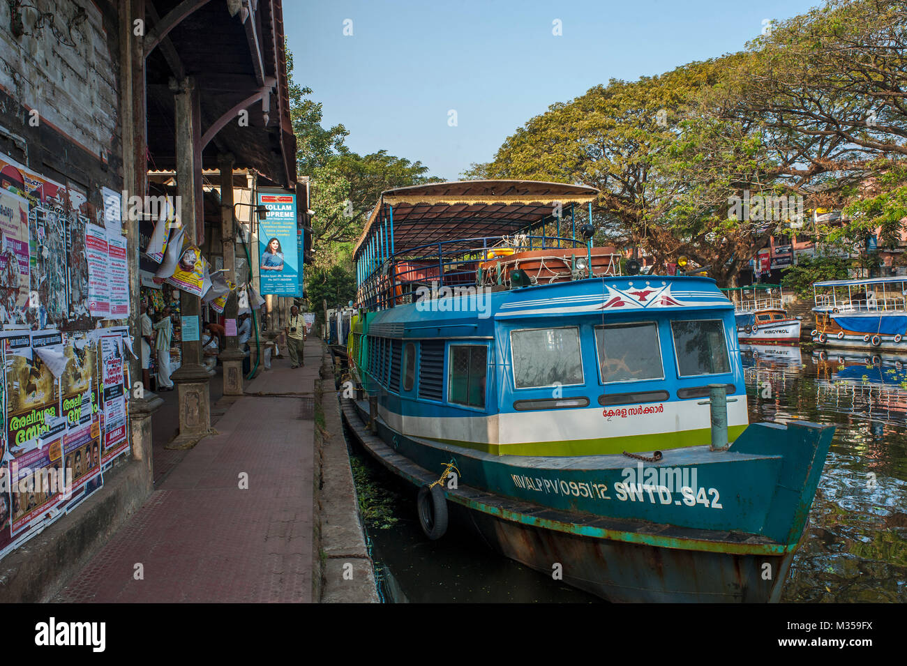 Boats men jetty hi-res stock photography and images - Alamy