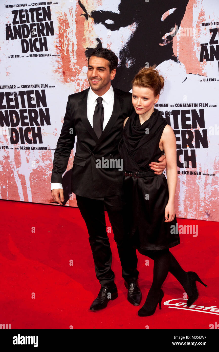 Elyas M'Barek und Karoline Schuh bei der Weltpremiere von 'Zeiten ändern dich' im Berliner Cinestar Kino am Potsdamer Platz. Stock Photo